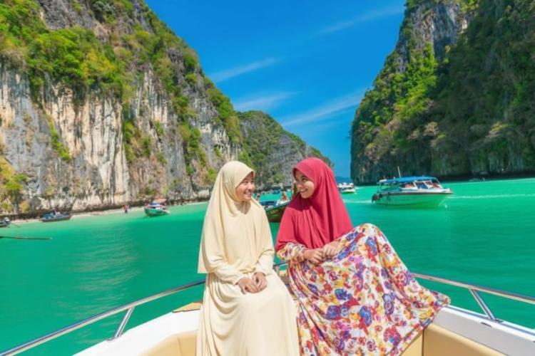 Phuket to Phi Phi & Khai Island Tour by Speed Catamaran