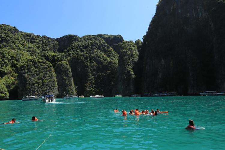 Phuket: Best of Phi Phi Island Thrilling Speedboat Tour with Snorkeling & Swimming