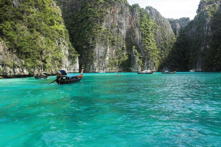 Phuket: Best of Phi Phi Island Thrilling Speedboat Tour with Snorkeling & Swimming