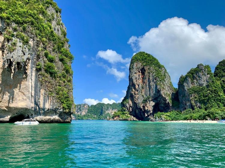 Krabi: Early Bird Phi Phi and 4 Islands Thrilling Tour with Breakfast & Lunch