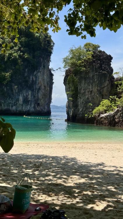 Hong Island Serenity: A Traditional Longtail Boat Journey from Krabi