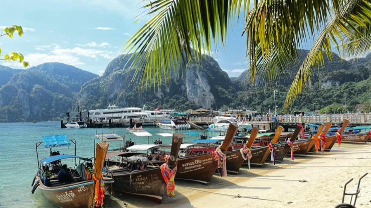 Phuket: Best of Phi Phi Island Thrilling Speedboat Tour with Snorkeling & Swimming