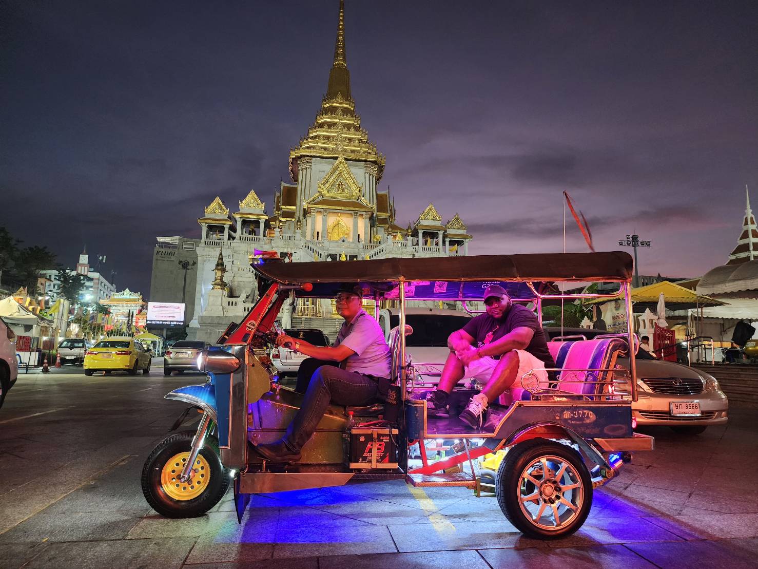 Private Bangkok Nighttime Tuk Tuk Tour with Dinner