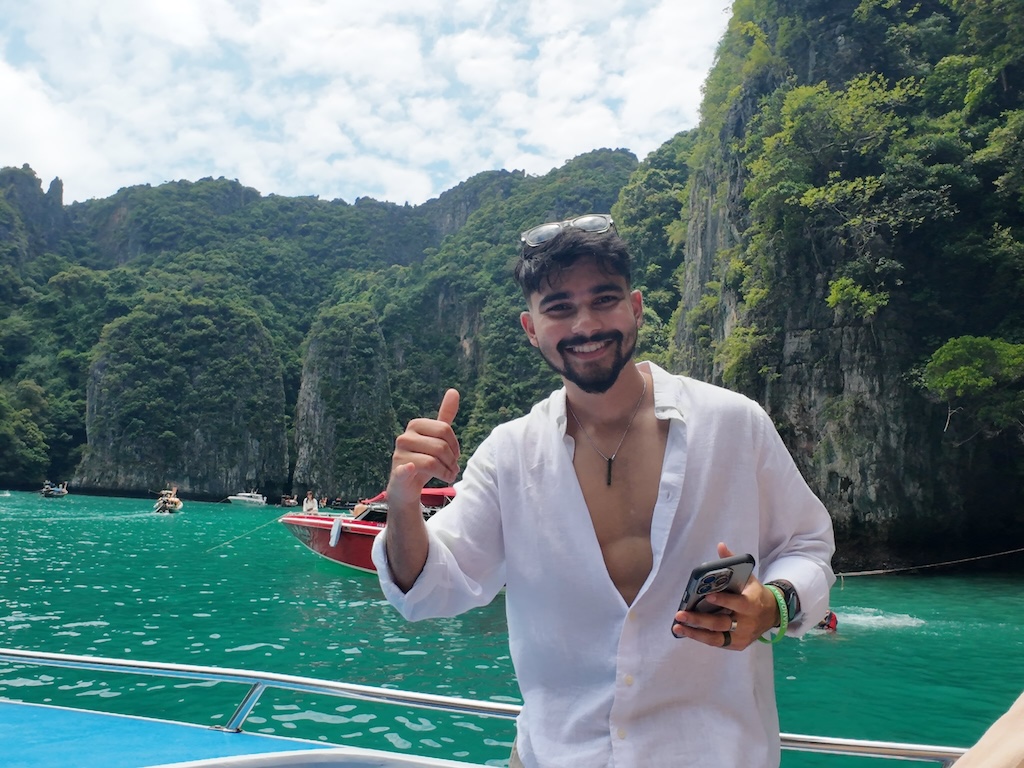 Phuket: Best of Phi Phi Island Thrilling Speedboat Tour with Snorkeling & Swimming
